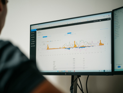 Computermonitor toont EMS dashboard met grafieken en statistieken voor energie management systeem