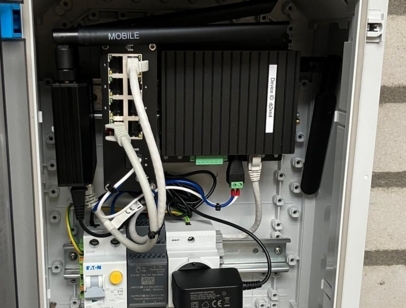 Binnenkant van energie management systeem met bedrading en componenten in open schakelkast