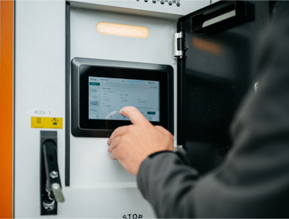 Monteur stelt controlepaneel voor bediening van energie management systeem in