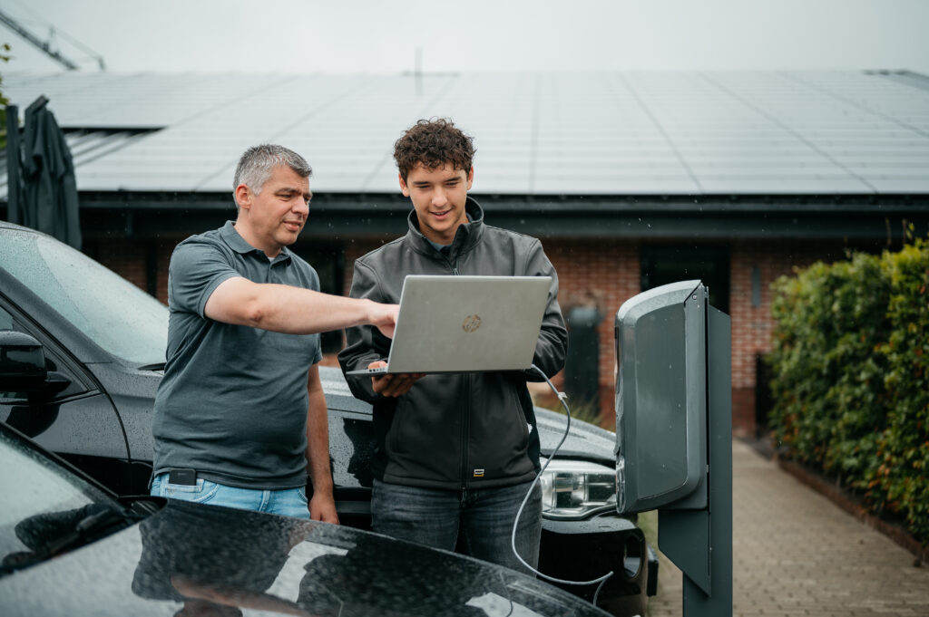 Controle van EMS-instellingen met laptop bij installatie