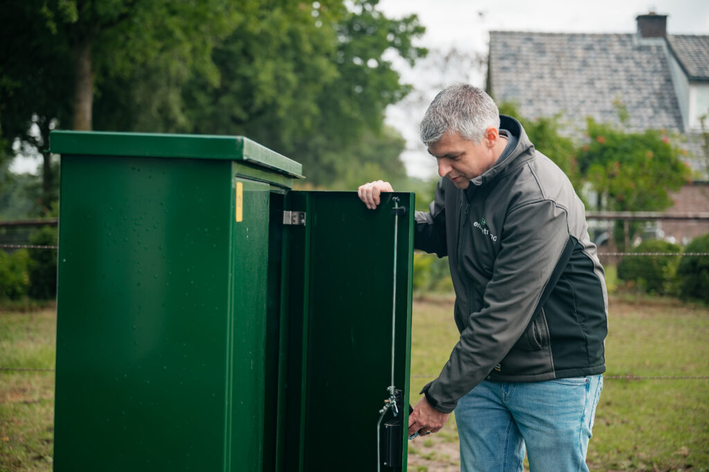 Monteur opent verdeelkast bij energieopslag voor EMS-installatie