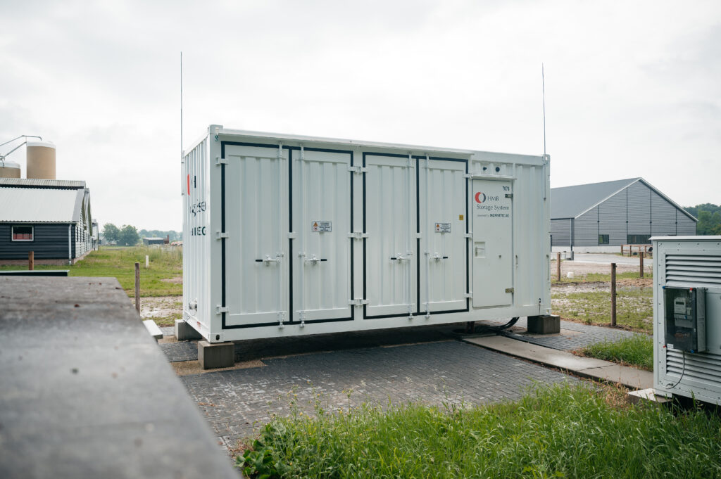 Energieopslagcontainer geplaatst bij bedrijfsterrein voor slimme energiesturing